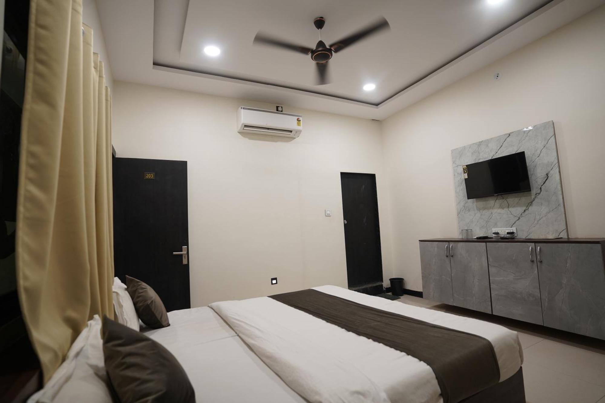 Hotel Dev Kripa Ujjain Exterior foto